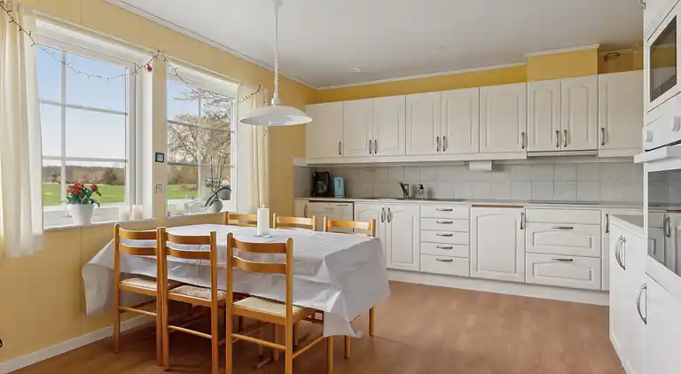 Stor villa i naturskønne omgivelser tæt på strand