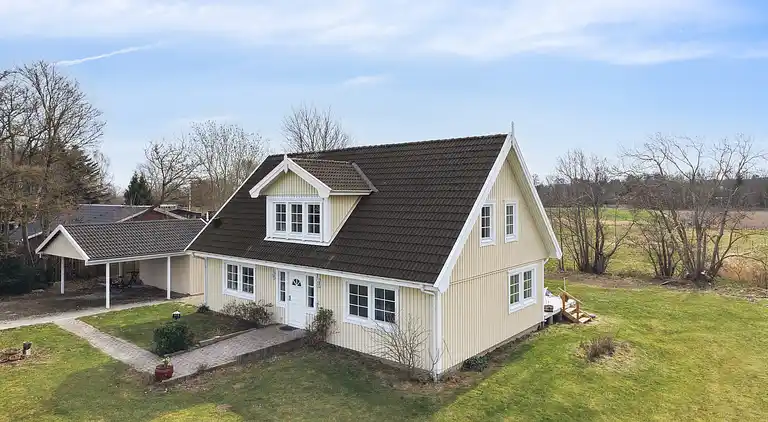 Stor villa i naturskønne omgivelser tæt på strand