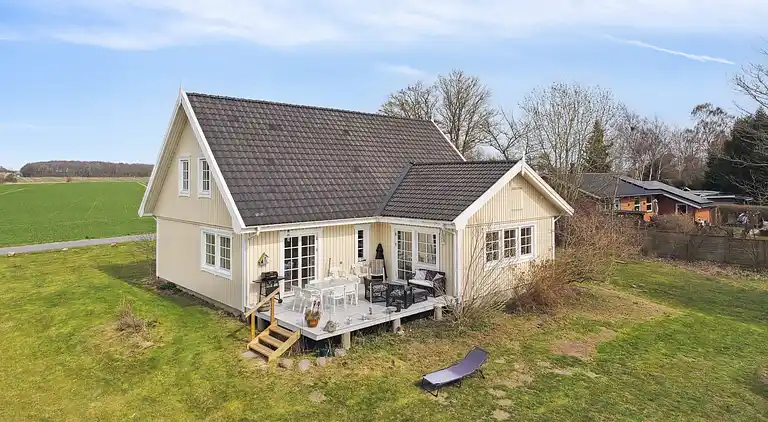 Stor villa i naturskønne omgivelser tæt på strand