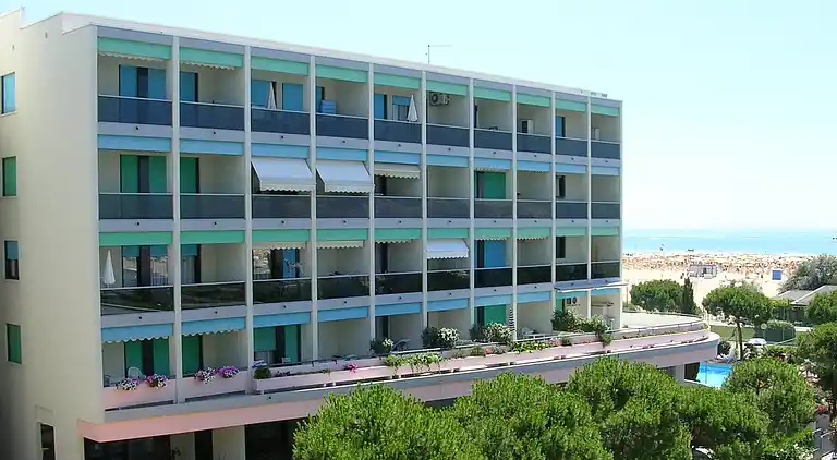 Familienresidenz direkt am Strand mit Pool