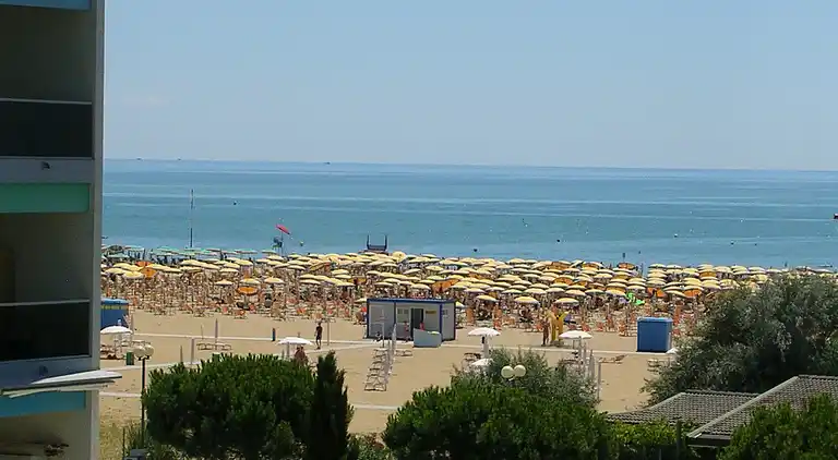 Familienresidenz direkt am Strand mit Pool