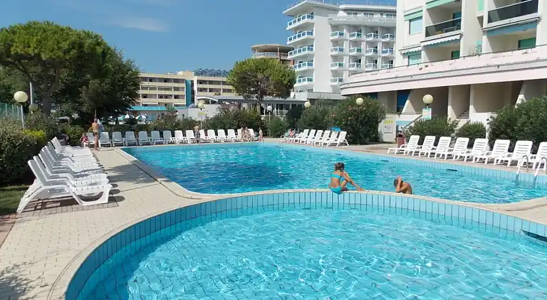 Familienresidenz direkt am Strand mit Pool