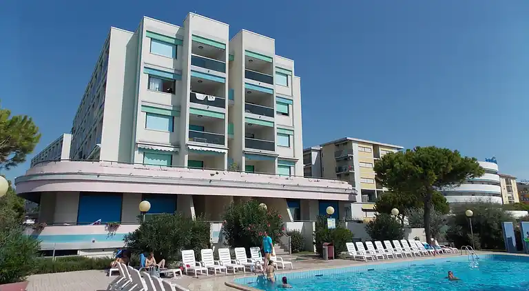 Familienresidenz direkt am Strand mit Pool