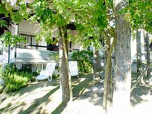 Wide row house with private fenced garden for 9 guests in