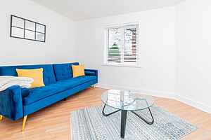 Modern 2-Bed Flat • Sleeps 4 • Near City Centre and Utilita