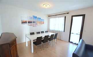 Large row house with private fenced garden for 10 guests in