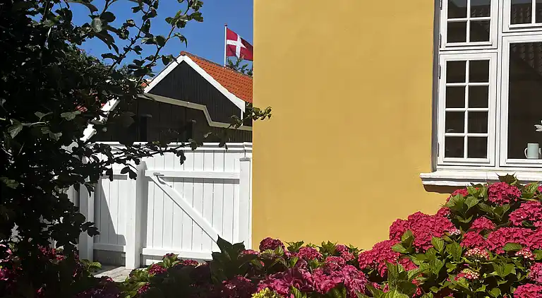 Unik beliggenhed på kæmpe solrig naturgrund 