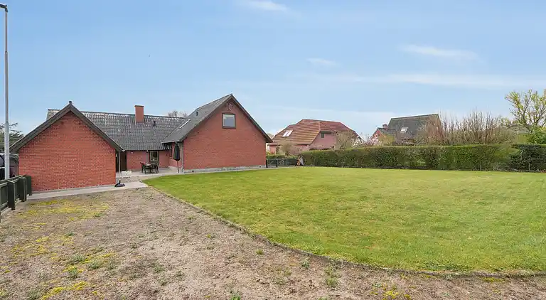 Rummeligt feriehus tæt på badestrand