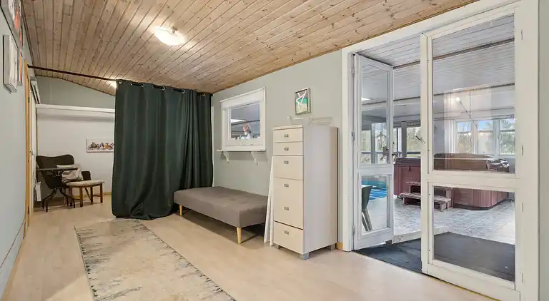 Großes Poolhaus mit Platz zum Entspannen