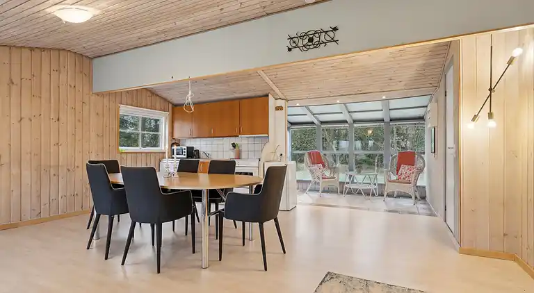 Großes Poolhaus mit Platz zum Entspannen