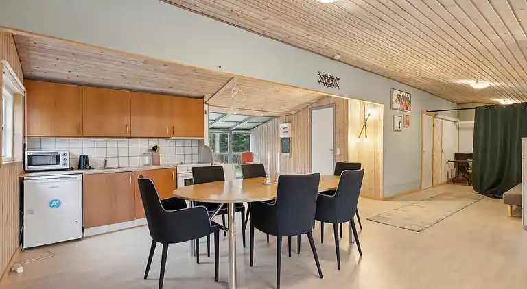 Großes Poolhaus mit Platz zum Entspannen