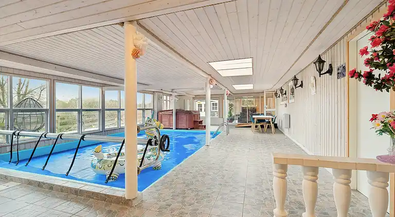 Großes Poolhaus mit Platz zum Entspannen