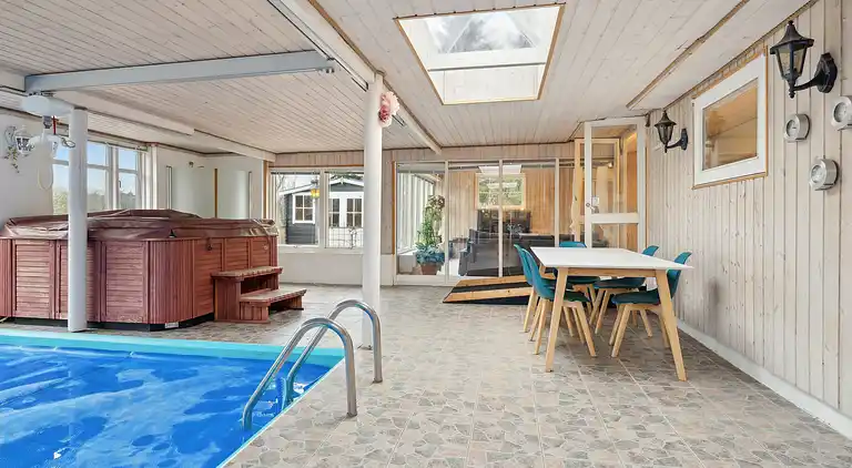 Großes Poolhaus mit Platz zum Entspannen