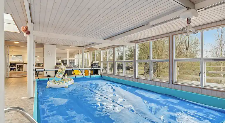 Großes Poolhaus mit Platz zum Entspannen