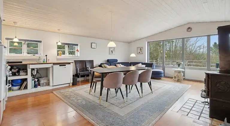 Großes Poolhaus mit Platz zum Entspannen