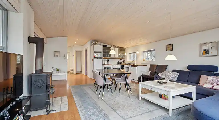 Großes Poolhaus mit Platz zum Entspannen