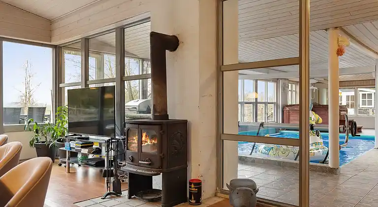 Großes Poolhaus mit Platz zum Entspannen