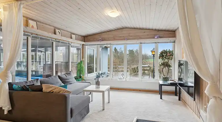 Großes Poolhaus mit Platz zum Entspannen