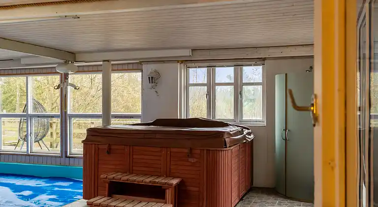 Großes Poolhaus mit Platz zum Entspannen