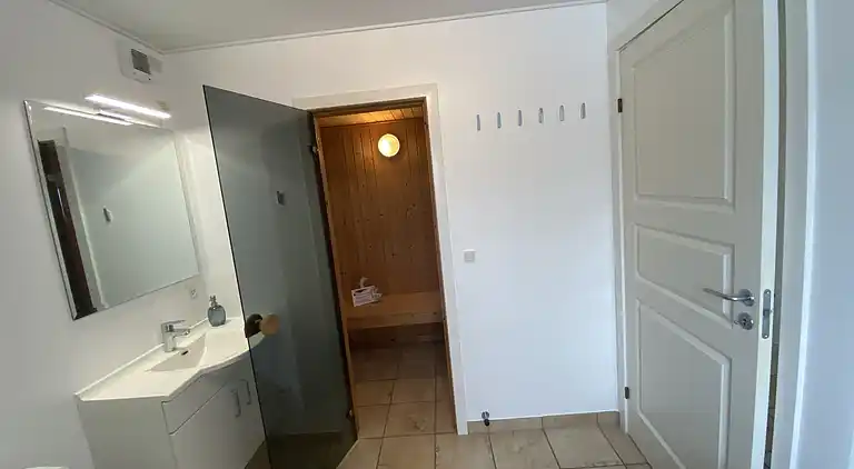 Hyggelig, central og moderne sommerhus nær havet