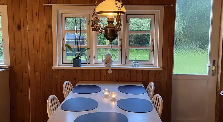 Et lille charmerende “rigtigt” sommerhus på Orø