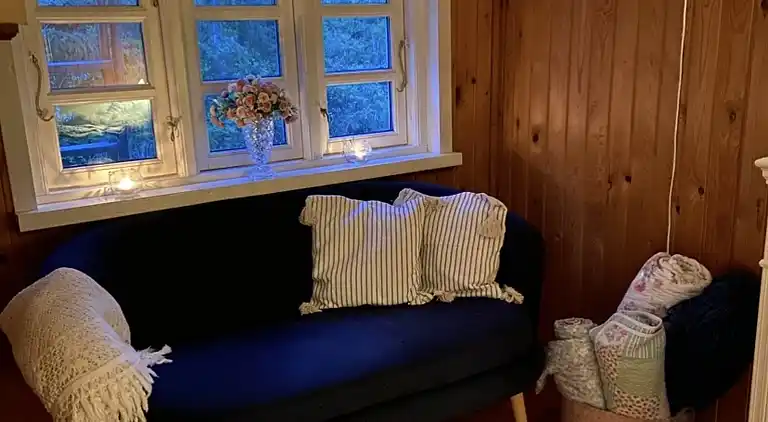 Et lille charmerende “rigtigt” sommerhus på Orø