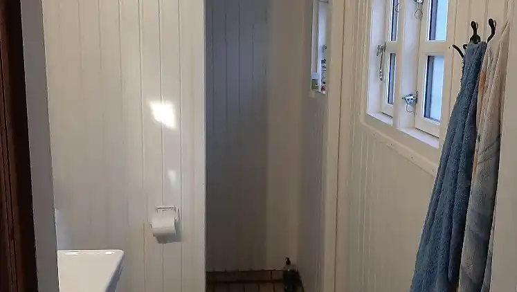 Et lille charmerende “rigtigt” sommerhus på Orø