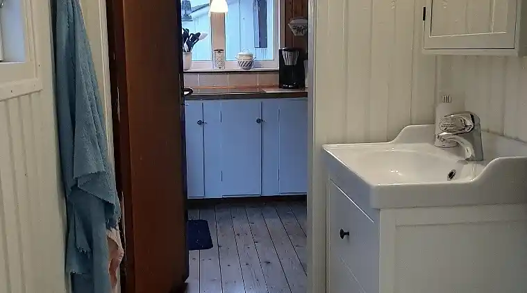 Et lille charmerende “rigtigt” sommerhus på Orø