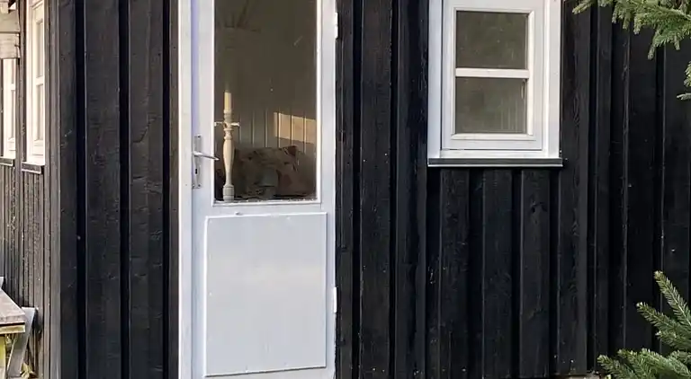 Et lille charmerende “rigtigt” sommerhus på Orø