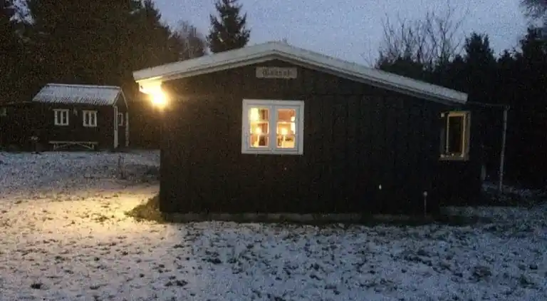 Et lille charmerende “rigtigt” sommerhus på Orø