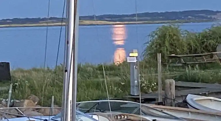 Et lille charmerende “rigtigt” sommerhus på Orø