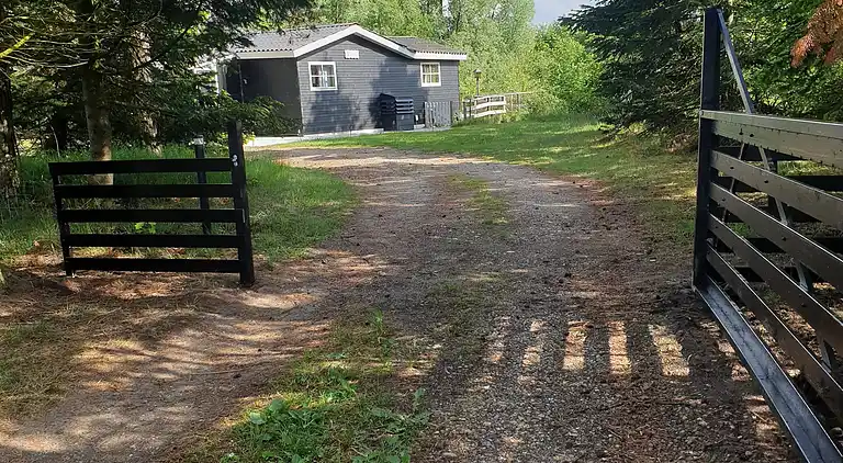 Großes Poolhaus mit Platz zum Entspannen