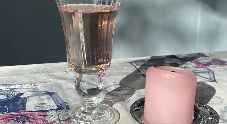 Et lille charmerende “rigtigt” sommerhus på Orø