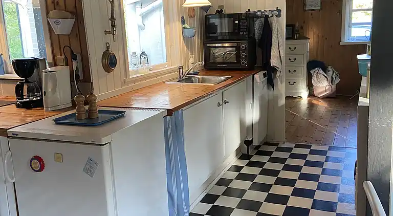 Et lille charmerende “rigtigt” sommerhus på Orø