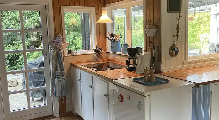 Et lille charmerende “rigtigt” sommerhus på Orø