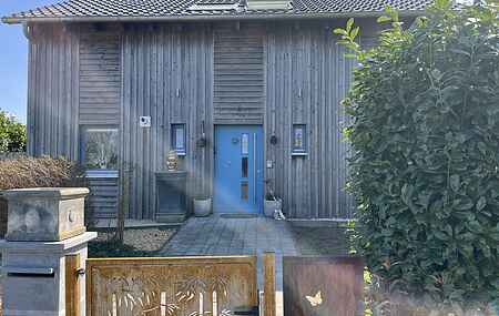 Schönes charmantes Holzhaus