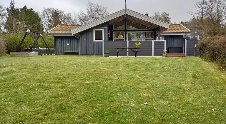 Hyggeligt sommerhus i rolige omgivelser.