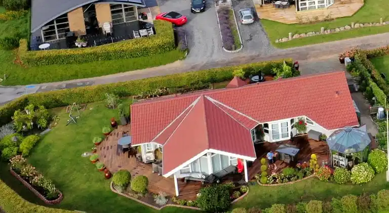 Vidunderlig udsigt over hav, marker og skov.