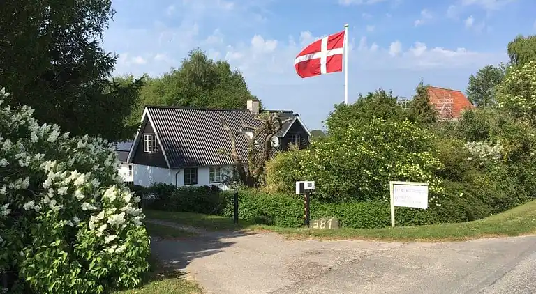 Familievenligt hus nær strand med stor have
