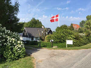 Familiehus nær strand med hage