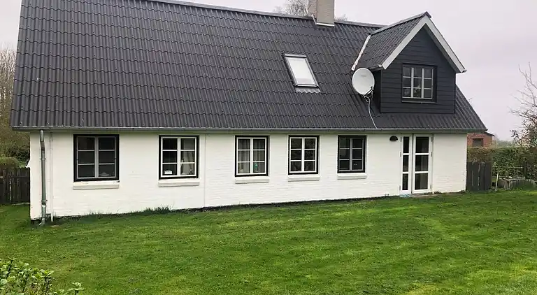 Familievenligt hus nær strand med stor have