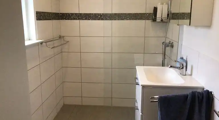 Familievenligt hus nær strand med stor have