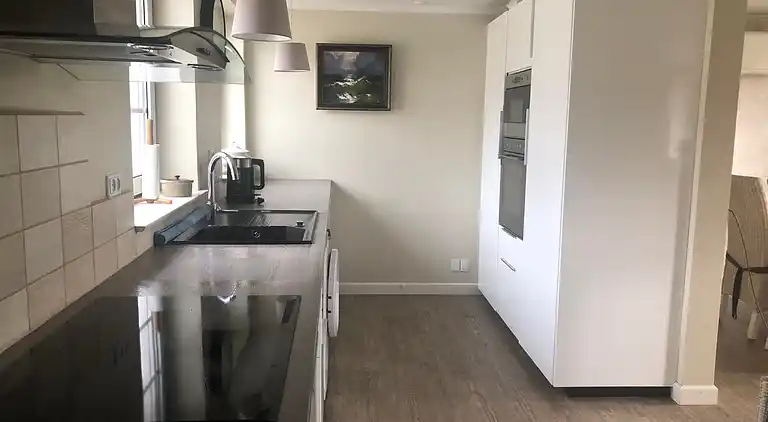 Familievenligt hus nær strand med stor have