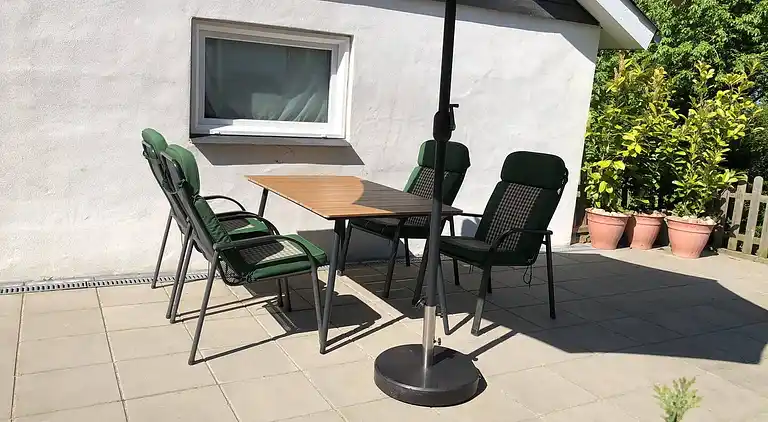 Familievenligt hus nær strand med stor have