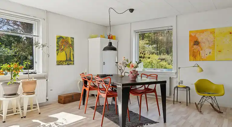 En fredfyldt oase nær strand og skov