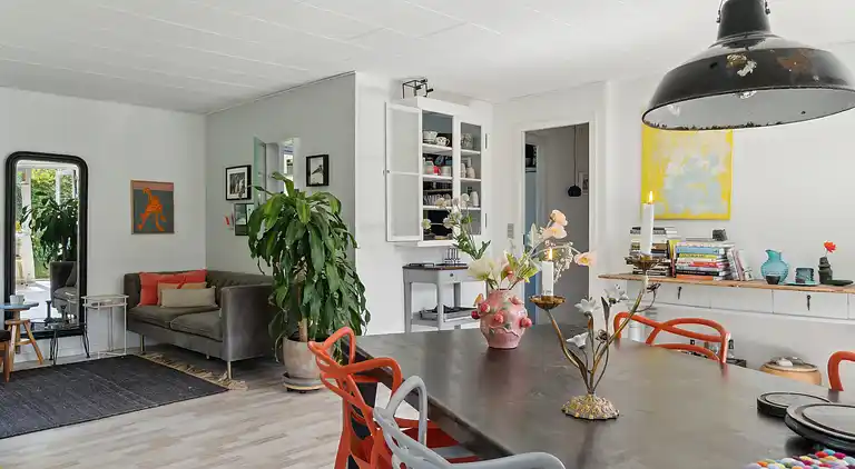 En fredfyldt oase nær strand og skov