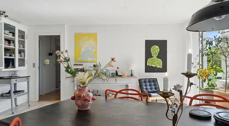 En fredfyldt oase nær strand og skov