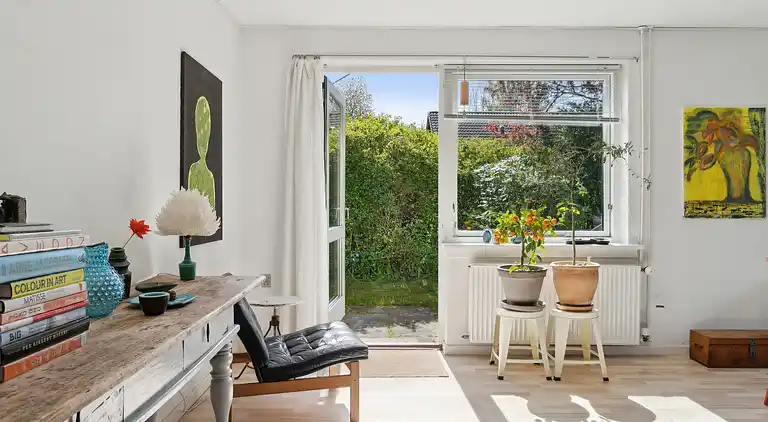 En fredfyldt oase nær strand og skov