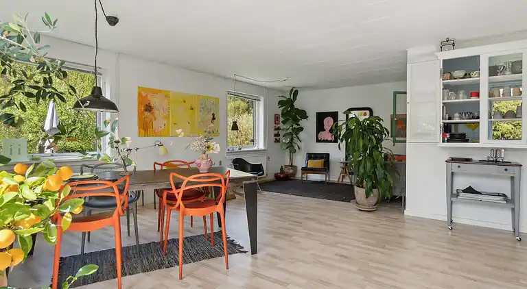 En fredfyldt oase nær strand og skov