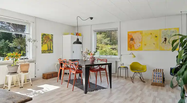 En fredfyldt oase nær strand og skov